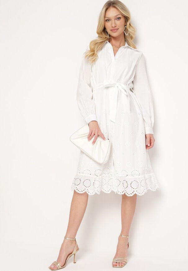 Born2be - Biała Koszulowa Sukienka z Bawełny Zapinana na Guziki z Materiałowym Paskiem i Koronką Uzilara. Kolor: biały. Materiał: materiał, bawełna, koronka. Długość rękawa: długi rękaw. Wzór: koronka. Typ sukienki: koszulowe. Styl: klasyczny