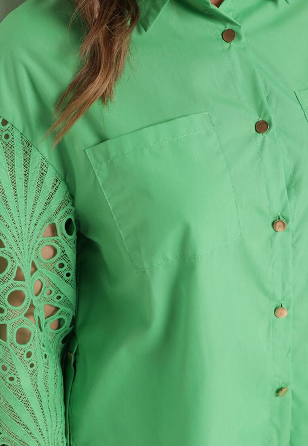 Born2be - Zielona Koszula Oversize z Ażurowym Wzorem na Rękawach Vadena. Okazja: na co dzień. Kolor: zielony. Materiał: jeans. Długość rękawa: długi rękaw. Długość: długie. Wzór: ażurowy. Styl: elegancki, casual