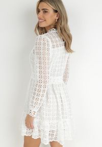 Born2be - Biała Koronkowa Sukienka Mini z Falbanką Kamari. Kolor: biały. Materiał: koronka. Wzór: gładki. Sezon: wiosna, lato. Długość: mini #5