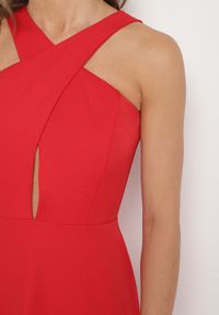 Born2be - Czerwona Rozkloszowana Sukienka z Wiskozą i Dekoltem Typu Halter Dolienna. Typ kołnierza: dekolt halter. Kolor: czerwony. Materiał: wiskoza. Typ sukienki: rozkloszowane. Styl: elegancki #4