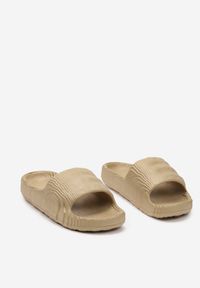 Born2be - Ciemnobeżowe Piankowe Klapki na Grubszej Podeszwie z Tłoczoną Cholewką Afnelia. Okazja: do domu, na co dzień. Kolor: beżowy. Styl: casual #4