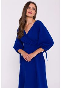 Stylove - Rozkloszowana sukienka z kopertowym dekoltem chabrowa. Kolor: niebieski. Typ sukienki: kopertowe #2