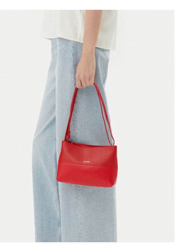 Calvin Klein Torebka Ck Mixmedia Convertible Sm Bag K60K613009 Czerwony. Kolor: czerwony. Materiał: skórzane