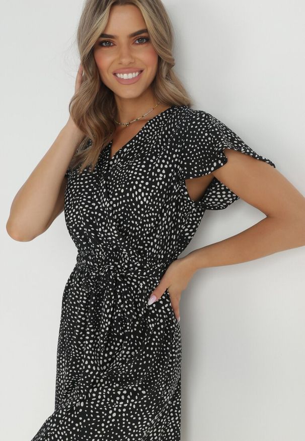 Born2be - Czarna Sukienka Kepherine. Kolor: czarny. Materiał: tkanina, materiał. Wzór: kropki. Typ sukienki: kopertowe. Długość: mini