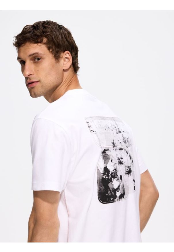 Reserved - T-shirt z nadrukiem Kosycarz - złamana biel. Materiał: bawełna, dzianina. Wzór: nadruk