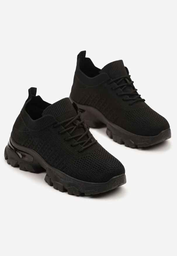 Renee - Czarne Buty Sportowe Sneakersy z Siateczki na Tłoczonej Podeszwie Zdobionej Aplikacją Neltewia. Okazja: na co dzień. Zapięcie: sznurówki. Kolor: czarny. Materiał: jeans. Wzór: aplikacja