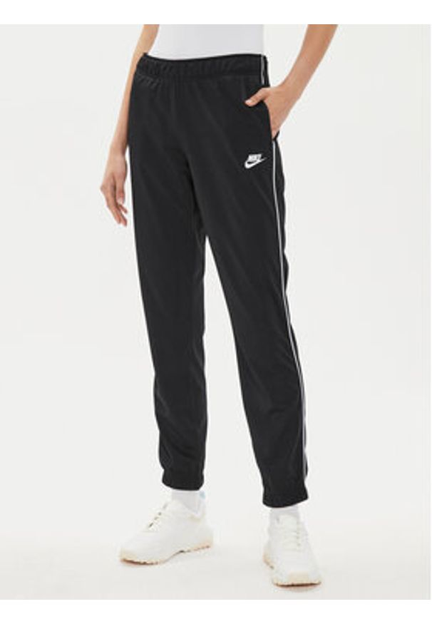 Nike Dres DD5860 Czarny Regular Fit. Kolor: czarny. Materiał: syntetyk