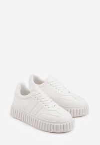 Renee - Białe Sneakersy na Tłoczonej Platformie Ozdobione Dwoma Paskami Hesaia. Okazja: na co dzień. Zapięcie: pasek. Kolor: biały. Materiał: jeans. Wzór: aplikacja. Obcas: na platformie #7