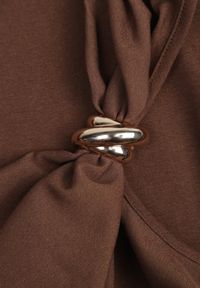 Renee - Brązowa Sukienka VICES z Metaliczną Ozdobą na Ramieniu Coraena. Okazja: na randkę. Kolor: brązowy. Wzór: aplikacja. Typ sukienki: asymetryczne. Styl: elegancki #6