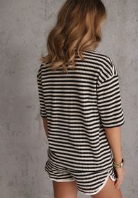 Renee - Beżowo-Czarny Oversizowy Komplet z Dzianiny w Paski Koszulka Polo i Krótkie Spodenki Nanea. Kolor: beżowy. Materiał: dzianina. Wzór: paski #5