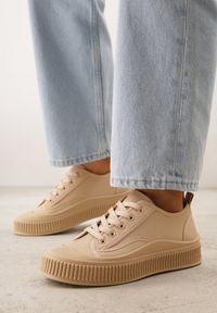Renee - Ciemnobeżowe Klasyczne Trampki na Żłobionej Podeszwie Levanatia. Kolor: beżowy. Materiał: jeans, koronka. Styl: klasyczny #9