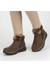 Brązowe Botki Rieker Ocieplane Buty Damskie Zapinane. Okazja: na co dzień. Zapięcie: zamek. Kolor: brązowy. Materiał: materiał, futro. Sezon: zima. Styl: klasyczny, casual, elegancki #1