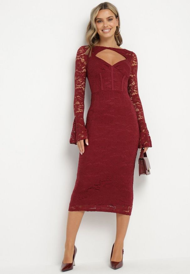 Born2be - Bordowa Dopasowana Sukienka z Koronki z Rozszerzanymi Rękawami Selathea. Kolor: czerwony. Materiał: koronka. Wzór: koronka. Styl: klasyczny, elegancki, wizytowy