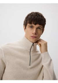 Reserved - Sweter z rozpinanym golfem - beżowy. Typ kołnierza: golf. Kolor: beżowy. Materiał: dzianina, bawełna
