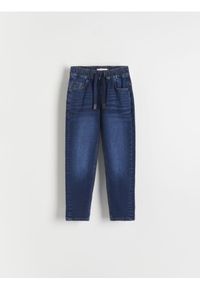 Reserved - Elastyczne jeansy carrot - granatowy. Kolor: niebieski