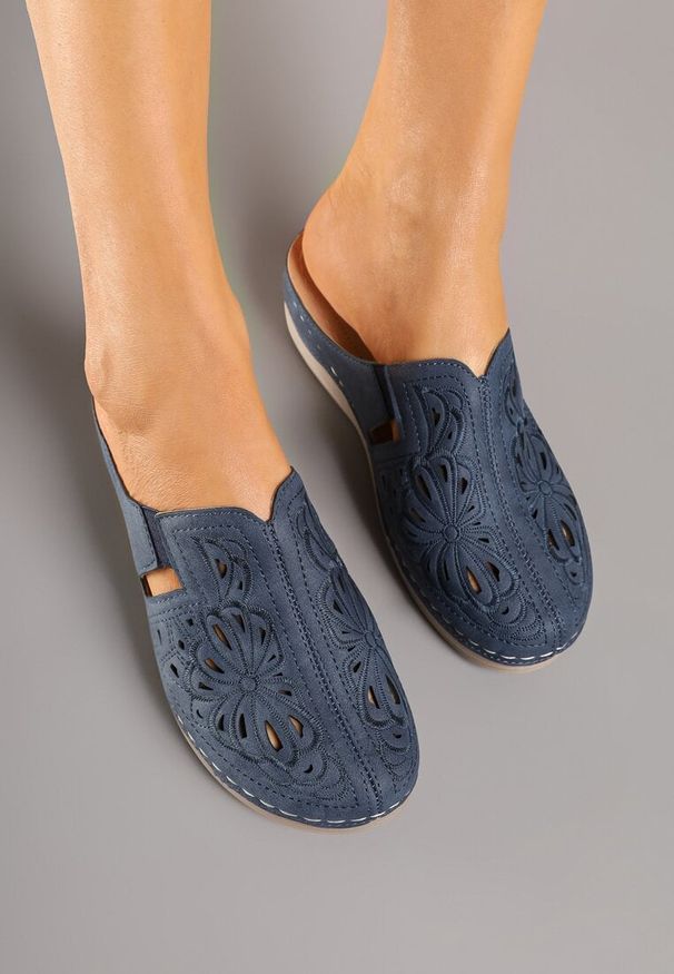 Born2be - Granatowe Klapki na Koturnie z Ażurowym Wzorem Teladora. Okazja: na co dzień. Kolor: niebieski. Wzór: ażurowy. Obcas: na koturnie. Styl: klasyczny, casual
