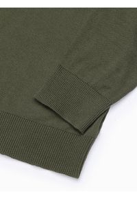 Ombre Clothing - Sweter męski z białym kołnierzykiem - oliwkowy V5 E120 - XXL. Typ kołnierza: dekolt w serek, kołnierzyk koszulowy. Kolor: oliwkowy. Materiał: materiał, bawełna, nylon. Styl: klasyczny #7