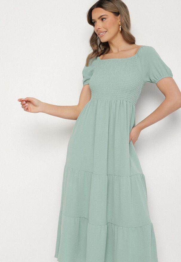 Born2be - Zielona Rozkloszowana Sukienka z Dekoltem Typu Hiszpanka z Marszczeniem Lumorice. Okazja: na co dzień. Typ kołnierza: dekolt hiszpanka. Kolor: zielony. Styl: casual, elegancki