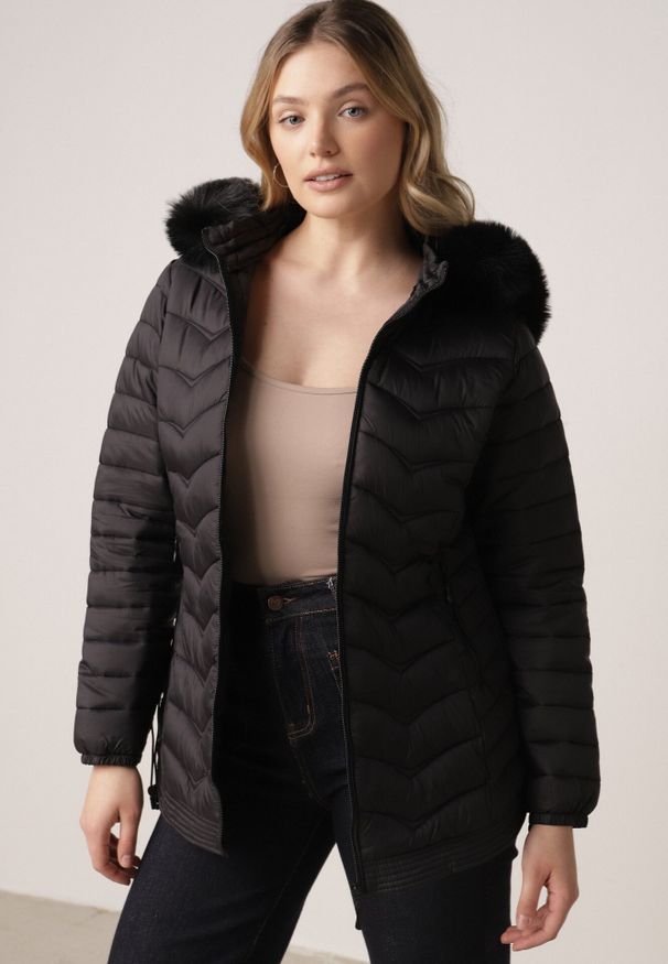 Born2be - Czarna Pikowana Kurtka Przejściowa z Kapturem i Ściągaczami po Bokach Fezika. Okazja: na co dzień, na spacer. Typ kołnierza: kaptur. Kolor: czarny. Materiał: futro, jeans, poliester. Styl: casual