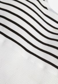 Renee - Biało-Czarny Tank Top z Prążkowanego Materiału w Print w Paski Sesarila. Okazja: na co dzień. Kolor: biały. Materiał: materiał, prążkowany. Wzór: nadruk, paski. Styl: elegancki, casual, klasyczny #8