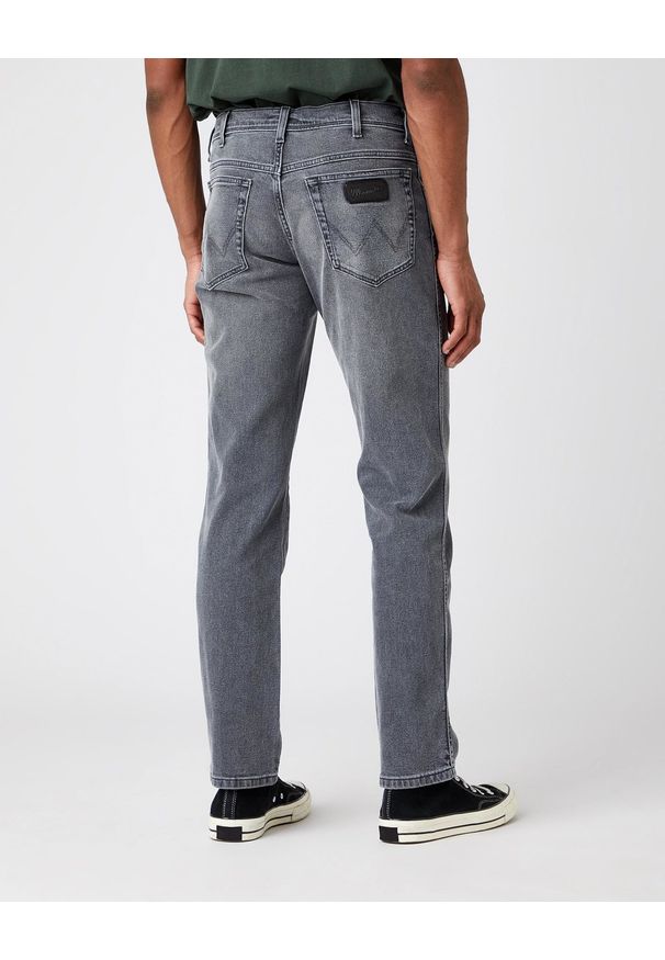Wrangler - MĘSKIE SPODNIE JEANSOWE WRANGLER TEXAS TAPER GREY ACE W12T3051U 112141164
