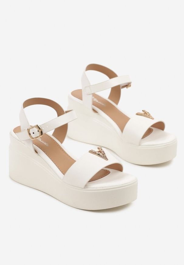 Born2be - Białe Sandały na Koturnie i Platformie z Metalową Ozdobą Galinelia. Okazja: na co dzień. Zapięcie: sprzączka. Kolor: biały. Wzór: aplikacja. Sezon: wiosna, lato. Obcas: na koturnie. Styl: casual