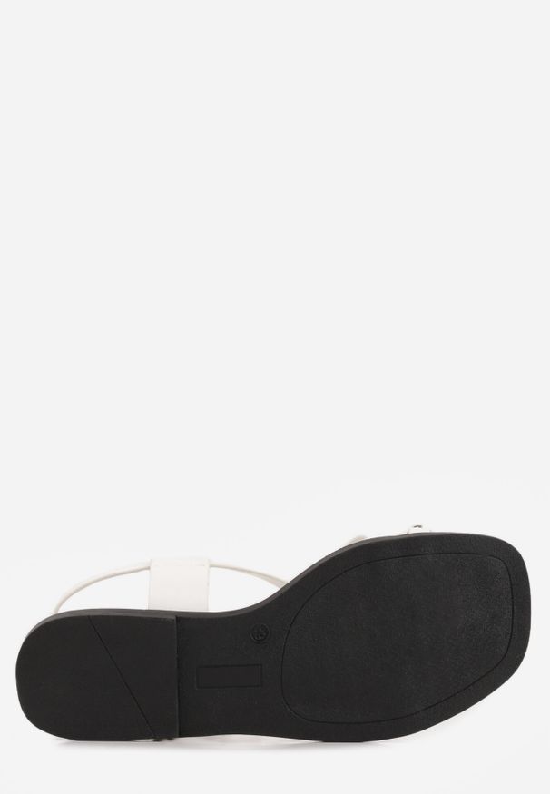 Born2be - Białe Sandały w Stylu Japonek z Metaliczną Ozdobą Catelin. Zapięcie: sprzączka. Kolor: biały. Wzór: aplikacja. Styl: klasyczny, elegancki