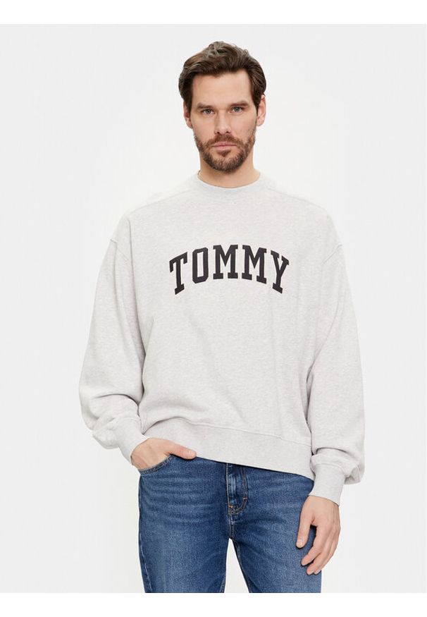 Tommy Jeans Bluza Varsity DM0DM18386 Szary Boxy Fit. Kolor: szary. Materiał: bawełna