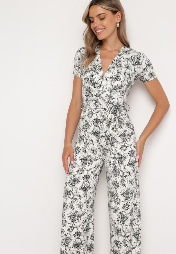 Born2be - Biało-Czarny Kombinezon w Kwiaty z Krótkim Rękawem i Dekoltem w Serek z Długimi Nogawkami Nestaanne. Okazja: na co dzień. Kolor: biały. Materiał: jeans. Długość rękawa: krótki rękaw. Długość: krótkie. Wzór: kwiaty. Styl: elegancki, casual, wizytowy