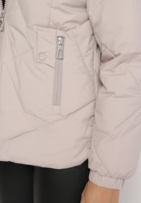 Born2be - Jasnobeżowa Pikowana Kurtka z Kapturem Rękawy Zakończone Gumką Liliaz. Okazja: do pracy, na spacer, na co dzień, na spotkanie biznesowe. Typ kołnierza: kaptur. Kolor: beżowy. Materiał: jeans. Styl: casual, elegancki, biznesowy #2