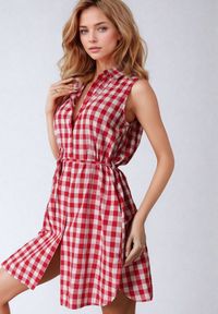 Born2be - Czerwono-Biała Sukienka Koszulowa z Wiskozy z Materiałowym Paskiem w Talii Rivasolin. Okazja: na co dzień, na spacer. Kolor: czerwony. Materiał: wiskoza, materiał. Sezon: lato. Typ sukienki: koszulowe. Styl: casual #1