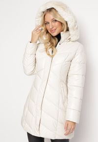 Born2be - Jasnobeżowa Pikowana Kurtka przed Kolano z Kapturem i Futerkiem Salasa. Typ kołnierza: kaptur. Kolor: beżowy. Materiał: futro. Długość: długie. Styl: elegancki #2