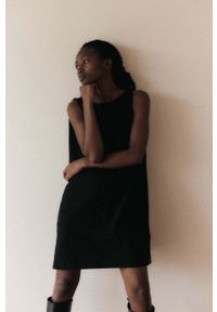 MUUV. sukienka bawełniana #SKATEGIRL kolor czarny mini oversize. Kolor: czarny. Materiał: bawełna. Długość rękawa: na ramiączkach. Typ sukienki: oversize. Długość: mini #1
