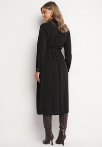 Born2be - Czarna Koszulowa Sukienka Rozkloszowana Ozdobiona Kieszeniami z Klapami i Paskiem Rinnella. Kolor: czarny. Wzór: aplikacja. Typ sukienki: koszulowe. Styl: klasyczny #3