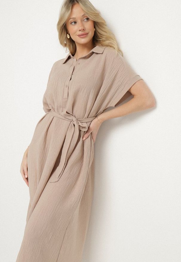 Born2be - Ciemnobeżowa Sukienka z Wiskozy o Koszulowym Kroju z Wiązanym Paskiem Danisna. Okazja: na co dzień. Kolor: beżowy. Materiał: wiskoza. Długość rękawa: krótki rękaw. Wzór: aplikacja. Typ sukienki: koszulowe. Styl: klasyczny, casual, elegancki. Długość: midi