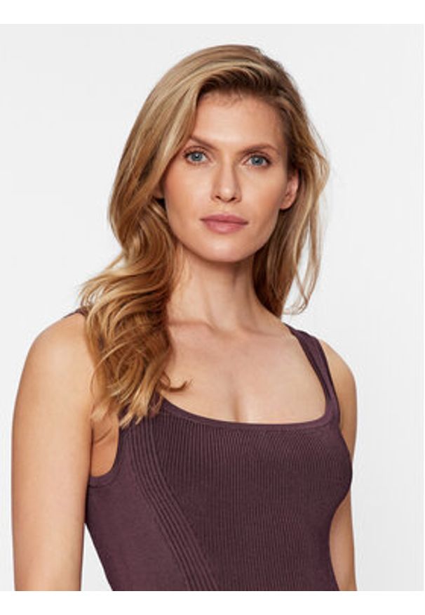 Guess Sukienka codzienna Lucia W3BK03 Z2XY0 Bordowy Slim Fit. Okazja: na co dzień. Kolor: czerwony. Materiał: wiskoza. Typ sukienki: proste. Styl: casual
