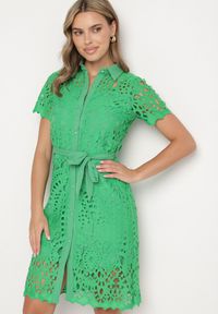 Born2be - Zielona Ażurowa Sukienka Koszulowa Midi z Wiązanym Paskiem Pamy. Kolor: zielony. Materiał: koronka, materiał. Długość rękawa: krótki rękaw. Wzór: ażurowy. Typ sukienki: koszulowe. Styl: klasyczny. Długość: midi #1