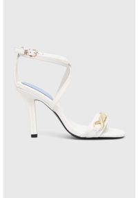 TOMMY HILFIGER - Tommy Hilfiger sandały skórzane TH CHAIN FEMININE HEEL SANDAL kolor biały. Zapięcie: klamry. Kolor: biały. Materiał: skóra. Obcas: na obcasie. Wysokość obcasa: średni #1