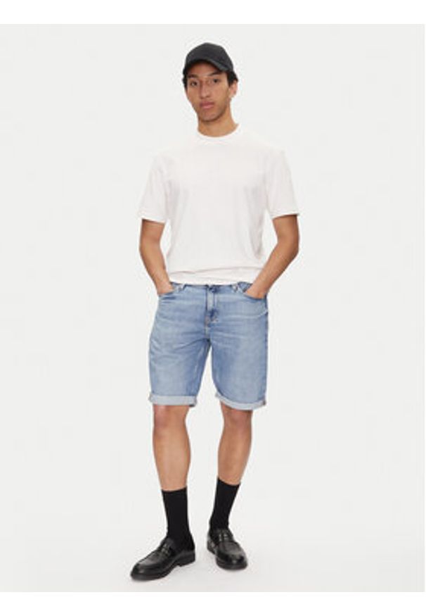 Calvin Klein Jeans Szorty jeansowe J30J327516 Niebieski Slim Fit. Kolor: niebieski. Materiał: bawełna