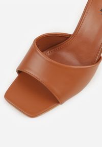 Renee - Brązowe Klapki na Szpilce Ozdobione Kwadratowym Noskiem Eudanassa. Okazja: na co dzień. Kolor: brązowy. Materiał: jeans. Wzór: aplikacja. Sezon: lato. Obcas: na szpilce. Styl: casual #2