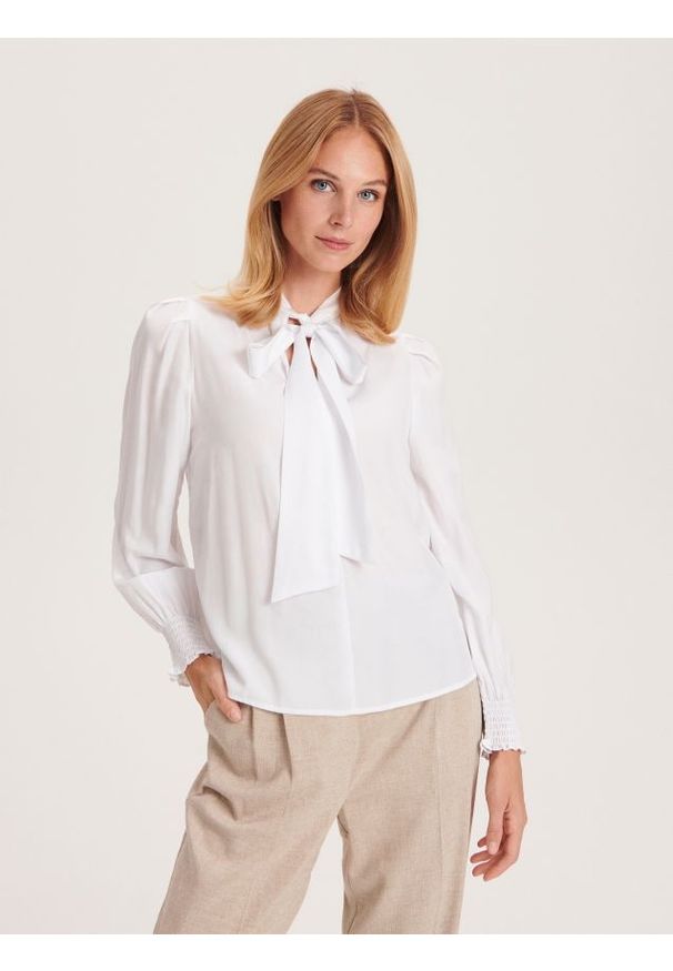 Reserved - Bluzka z wiązaniem - biały. Kolor: biały. Materiał: tkanina, wiskoza