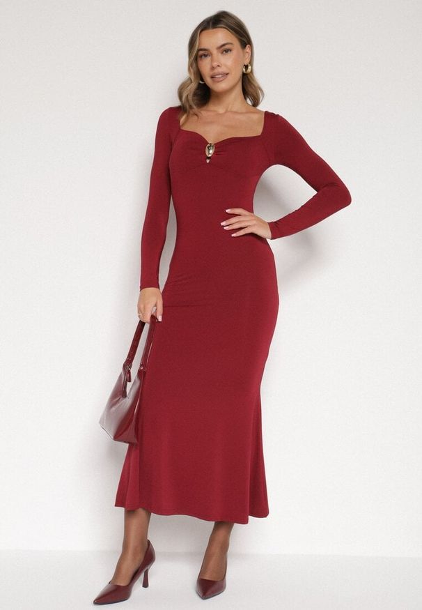 Born2be - Bordowa Koktajlowa Sukienka z Wiskozą Ozdobiona Metalową Klamrą Refira. Okazja: na co dzień. Kolor: czerwony. Materiał: wiskoza. Wzór: aplikacja. Typ sukienki: proste. Styl: wizytowy