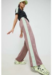 adidas Originals spodnie dresowe damskie kolor fioletowy z aplikacją. Stan: podwyższony. Kolor: fioletowy. Materiał: dresówka. Wzór: aplikacja #1