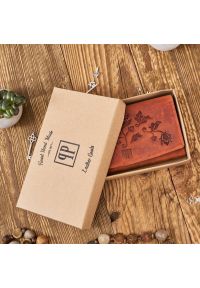 Portfel damski skórzany PAOLO PERUZZI pomarańczowy T-01-OR. Kolor: pomarańczowy. Materiał: skóra. Wzór: kwiaty #1