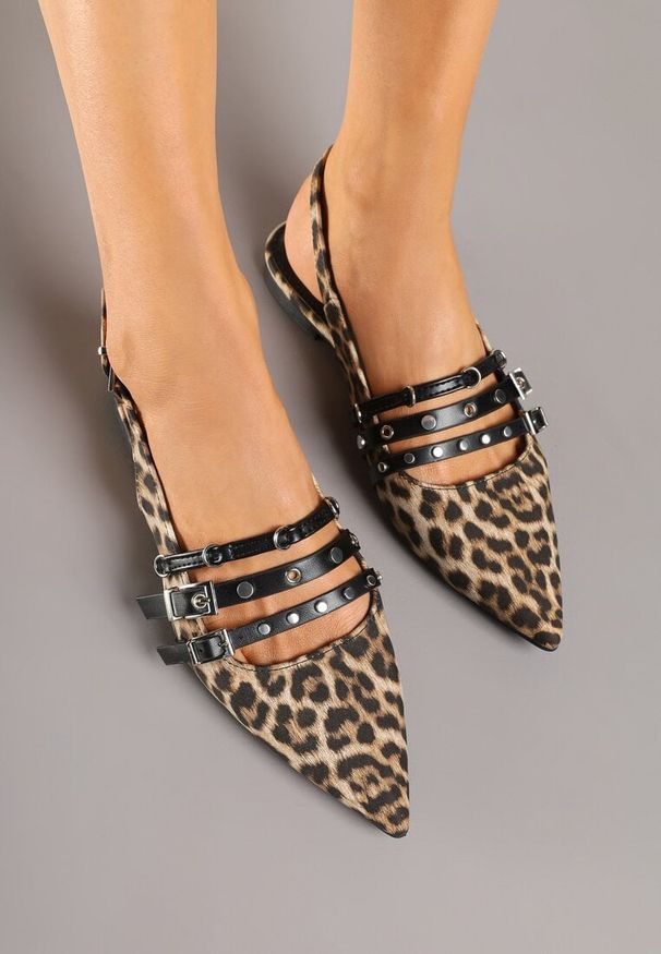 Renee - Panterkowe Sandały Slingback ze Szpiczastym Noskiem Zdobione Paskami z Klamerkami Voseira. Okazja: na spotkanie biznesowe. Nosek buta: szpiczasty. Zapięcie: pasek. Materiał: jeans. Wzór: aplikacja. Styl: biznesowy, elegancki