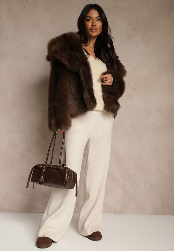 Renee - Jasnobeżowe Szerokie Spodnie Dzianinowe Ozdobione Sznurkami Meretusa. Okazja: do pracy, na co dzień, na spotkanie biznesowe. Stan: podwyższony. Kolor: beżowy. Materiał: dzianina. Wzór: aplikacja. Styl: casual, klasyczny, biznesowy