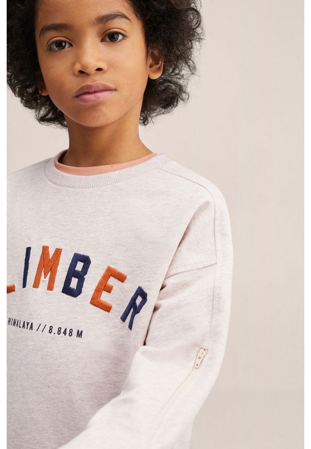 Mango Kids bluza bawełniana dziecięca Climber kolor beżowy z aplikacją. Kolor: beżowy. Materiał: bawełna. Wzór: aplikacja