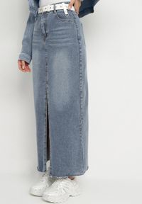Born2be - Niebieska Ołówkowa Spódnica Jeansowa z Rozcięciem z Przodu Limirea. Okazja: na co dzień. Kolor: niebieski. Materiał: jeans. Styl: casual
