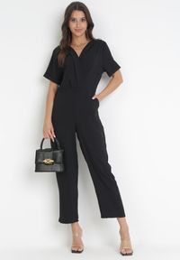 Born2be - Czarny Kopertowy Kombinezon z Bawełny i Wiskozy Semalia. Kolor: czarny. Materiał: bawełna, wiskoza. Długość rękawa: krótki rękaw. Długość: krótkie #3