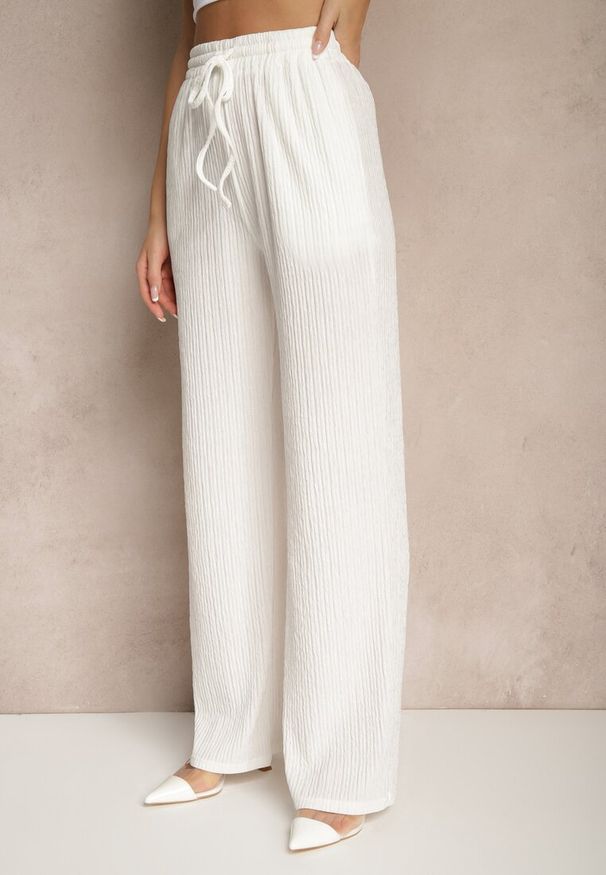 Renee - Białe Prążkowane Spodnie High Waist o Szerokim Kroju Belnella. Okazja: na co dzień. Stan: podwyższony. Kolor: biały. Materiał: prążkowany. Styl: elegancki, casual